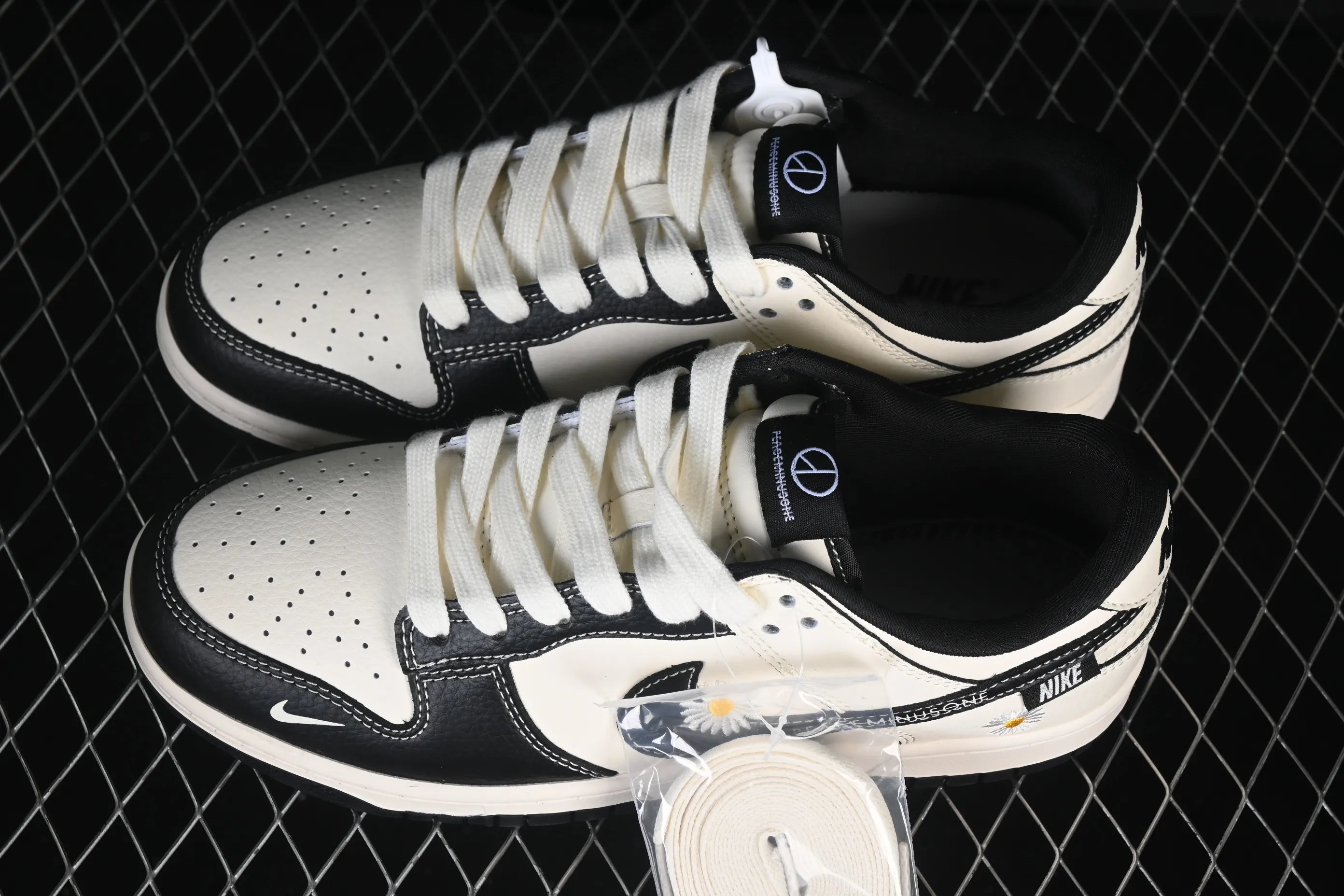 All categories Nk SB Dunk Series Nk SB Dunk Low High-end customized low-top sneakers Nike SB Dunk Low Little Daisy co-branded White and black daisy embroidery High-end customized low-top casual sneakers XD1588-245